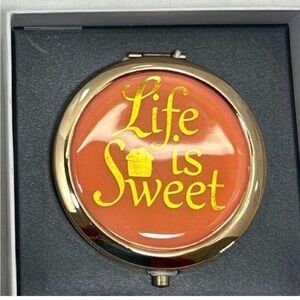 Liz Claiborne Compact Mirror +
NWT Magnifier Gold Life is Sweet
NEW in Box